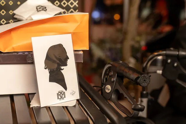 Silhouette ritagliata a mano e montata su un cartoncino con il monogramma della festa, ricordo dei 100 anni di Mémé
