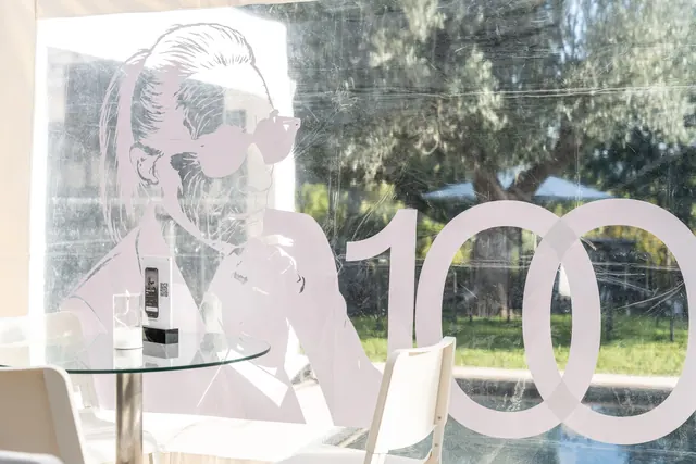 Decorazione della festa: un grande «100» e la silhouette di Mémé con gli occhiali da sole, in bianco e nero