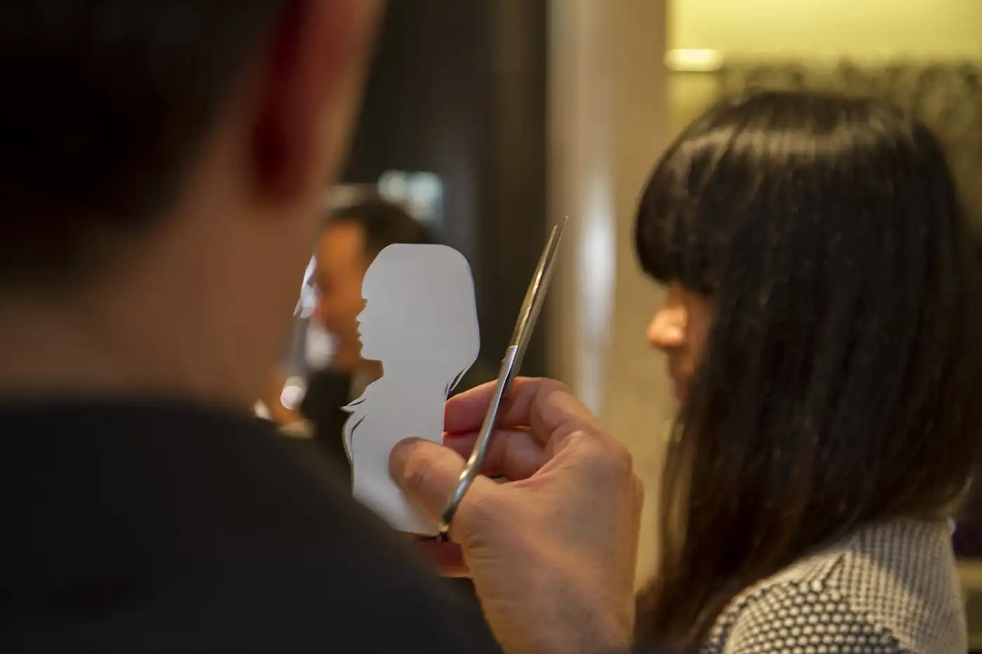 Igor Kucinic ritaglia dal vivo un ritratto silhouette a un evento Dior