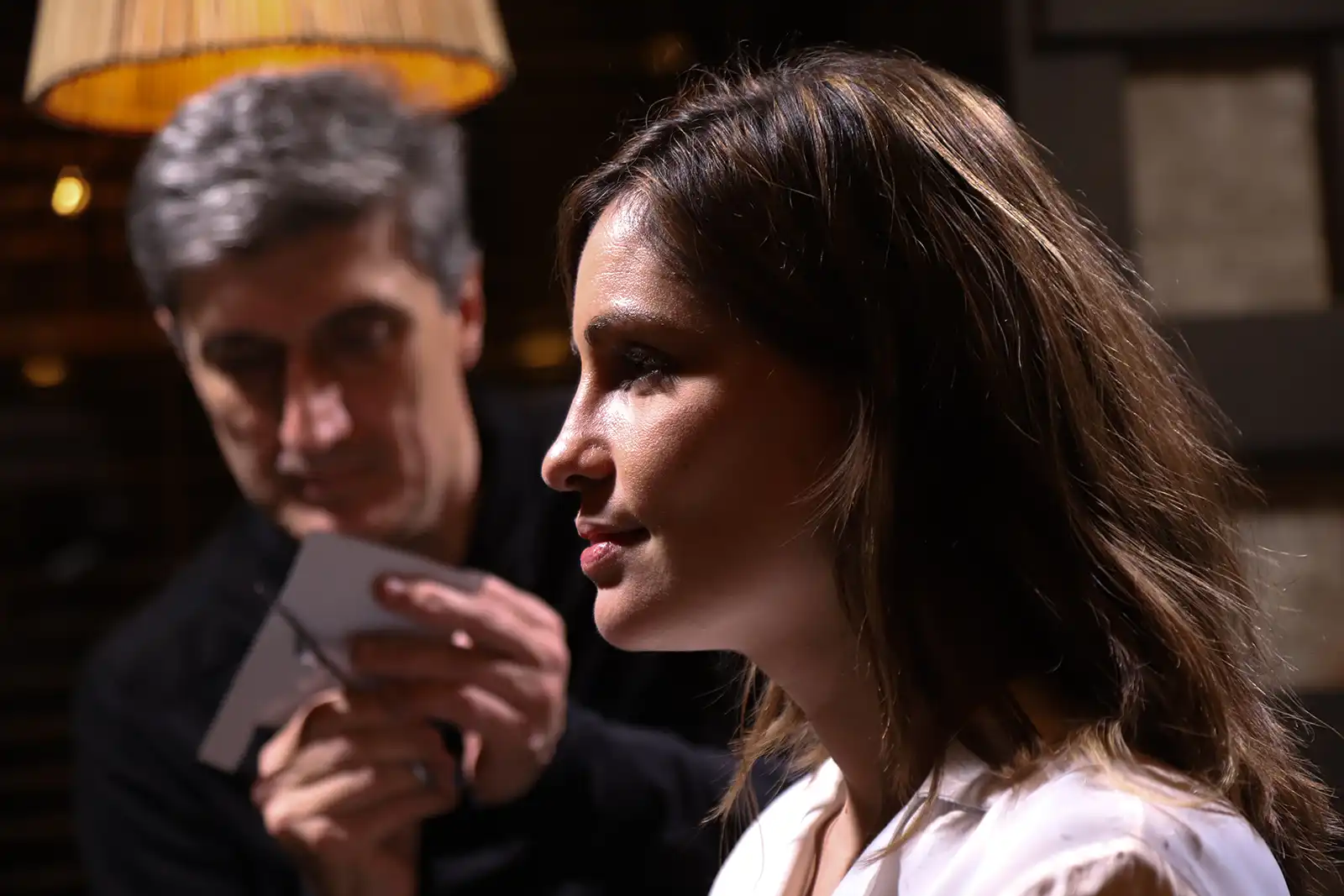 Ospite di un matrimonio di profilo mentre Igor Kucinic ritaglia la sua silhouette al ricevimento