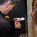 silhouette in azione,video dell’artista,galleria silhouette,arte dal vivo con forbici,ritratti ritagliati dal vivo 12